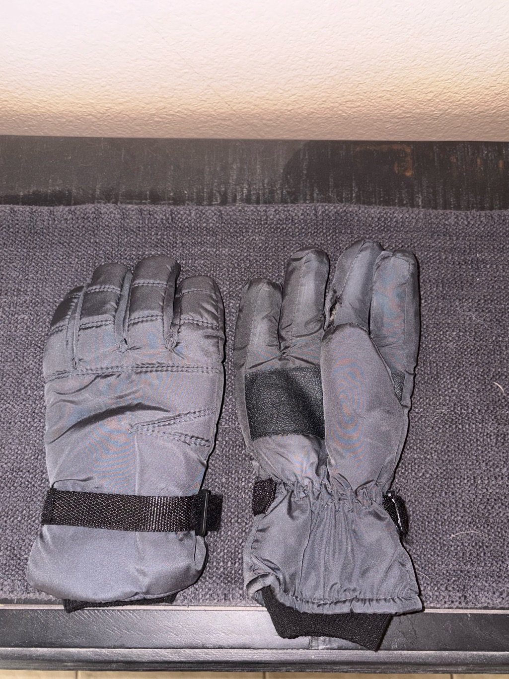 Burton Black & Grey Snowboard Gloves -20 Water Proof With Wrist Adjustment — image 5 of 8
